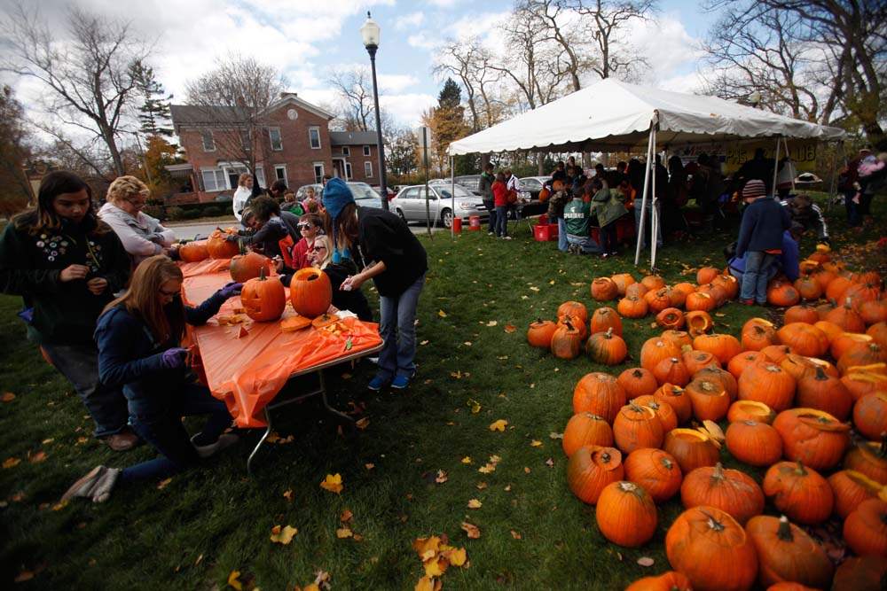 Pumpkin-carving-downtown