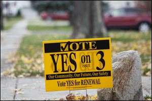 A campaign sign for Issue 3 in a front yard in Findlay.