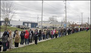 Hundreds wait in line to see President Obama in Lima, the last stop of a busy day of campaigning.