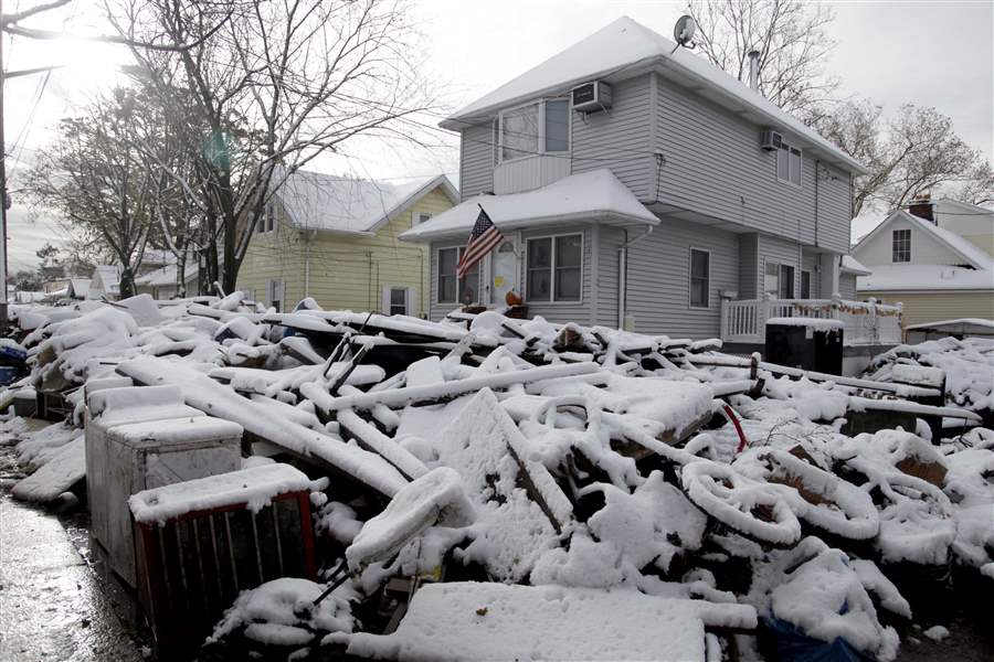 A-pile-of-garbage-in-the-street