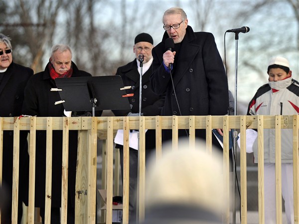 Interfaith vigil marks 2 weeks since massacre at Connecticut's Sandy ...