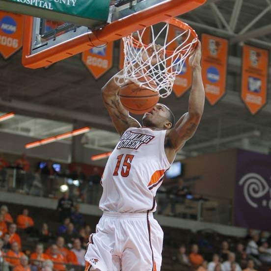 Bowling-Green-State-University-player-A-uston-Calhoun-15-dunks