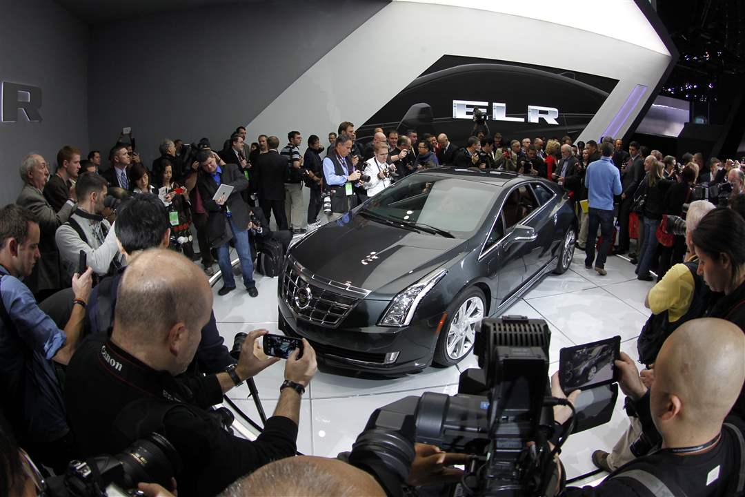 BIZ-AutoShow16p-photogs-and-caddy