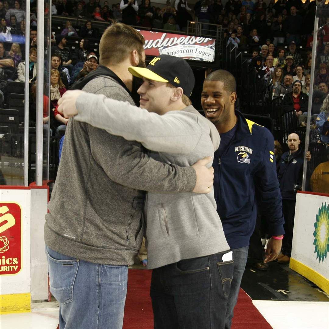 Walleye-Condor-Kovacs-puck-drop