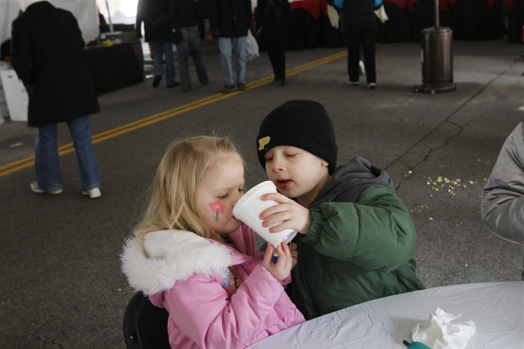 Ice-carvings-Manges-siblings-drink