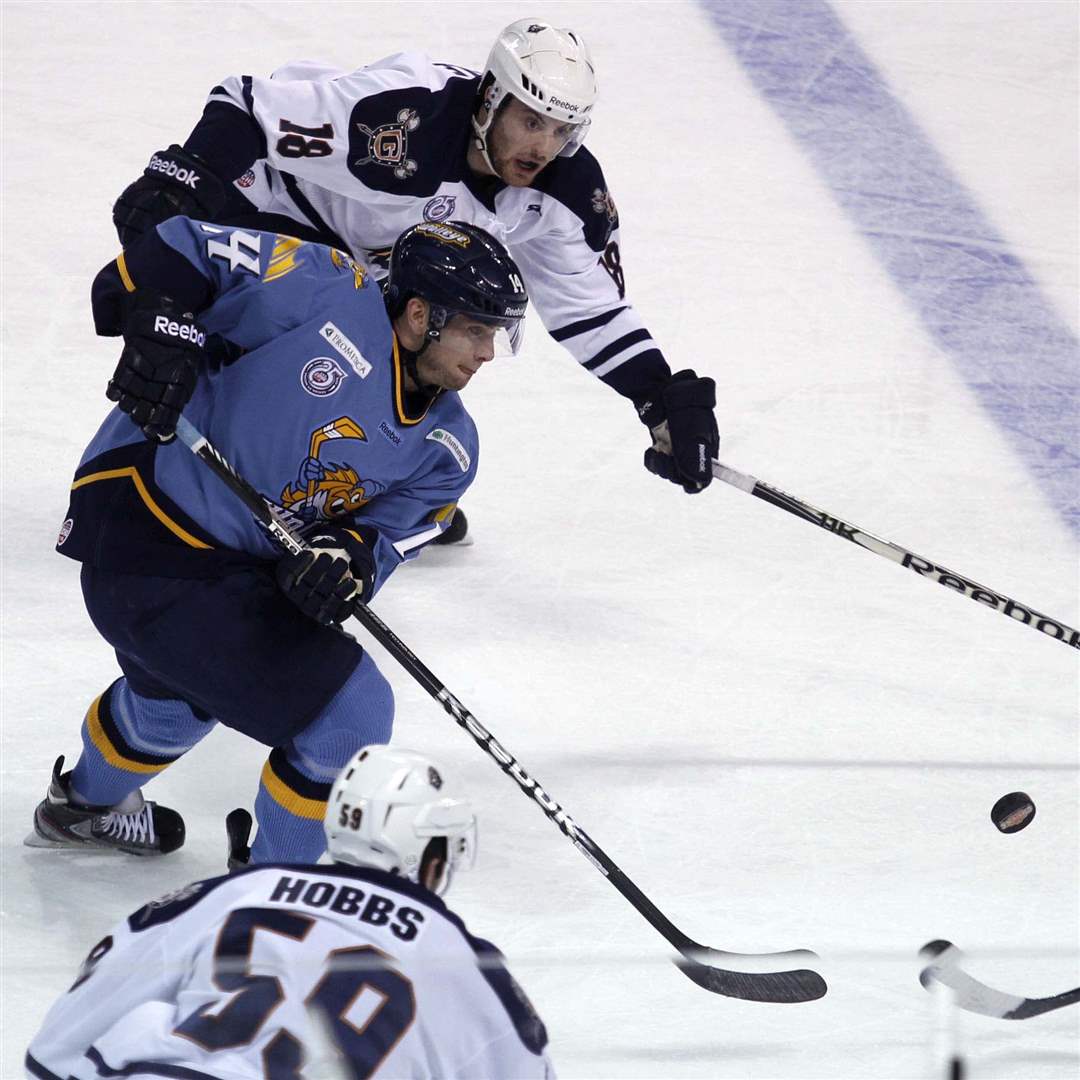 Walleye-Greenville-loose-puck