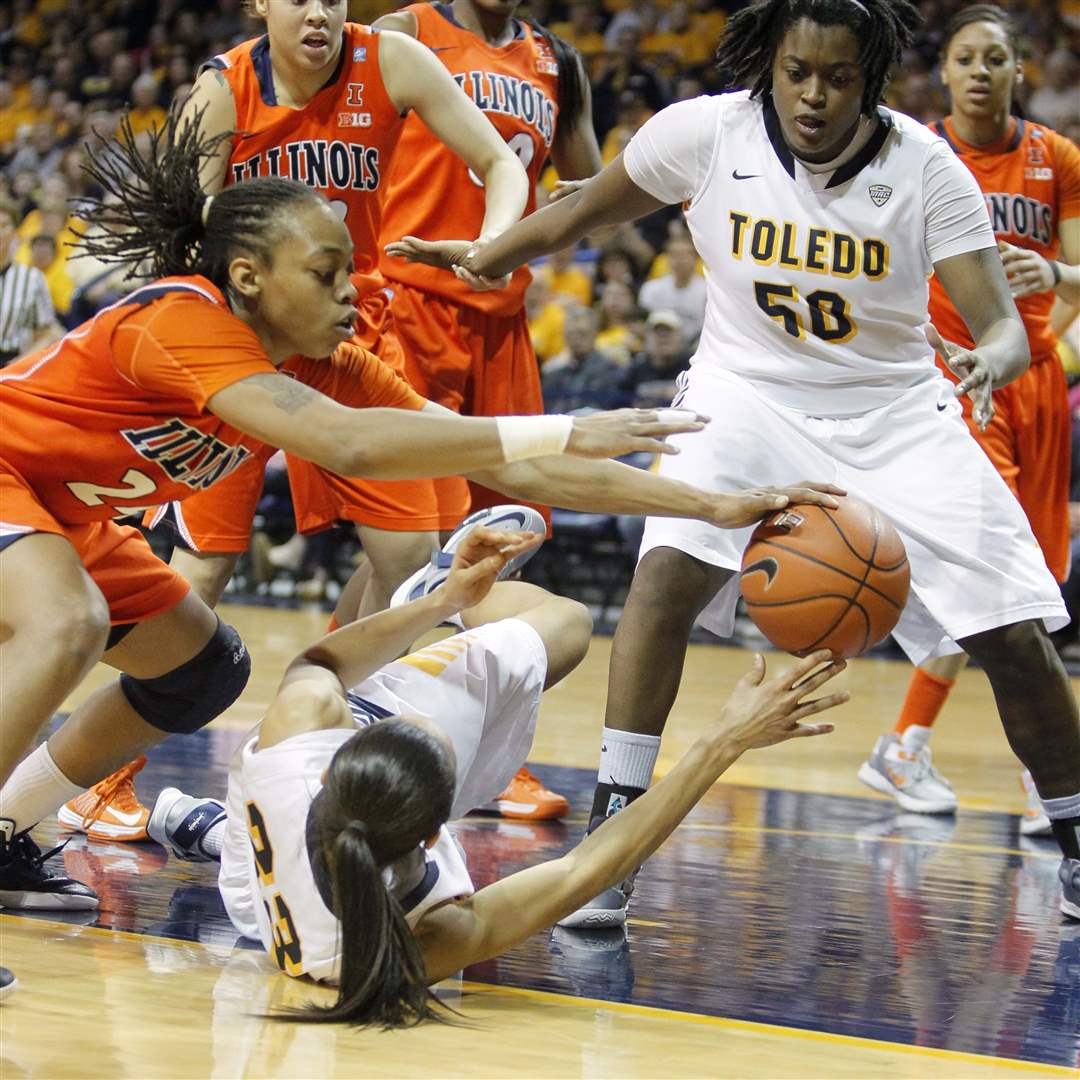 UT-Illinois-pass-the-ball