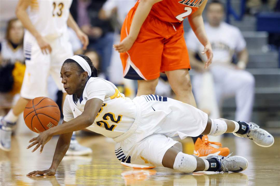 UT-Illinois-foul-on-Crawford