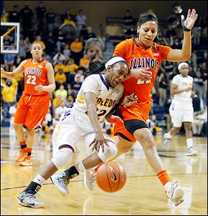 Toledo's Andola Dortch drives against Illinois' Alexis Smith during the second half of their third-round WNIT game.