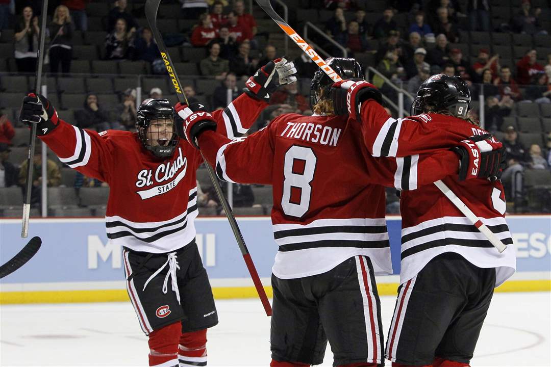 NCAA-hockey-celebrate-goal