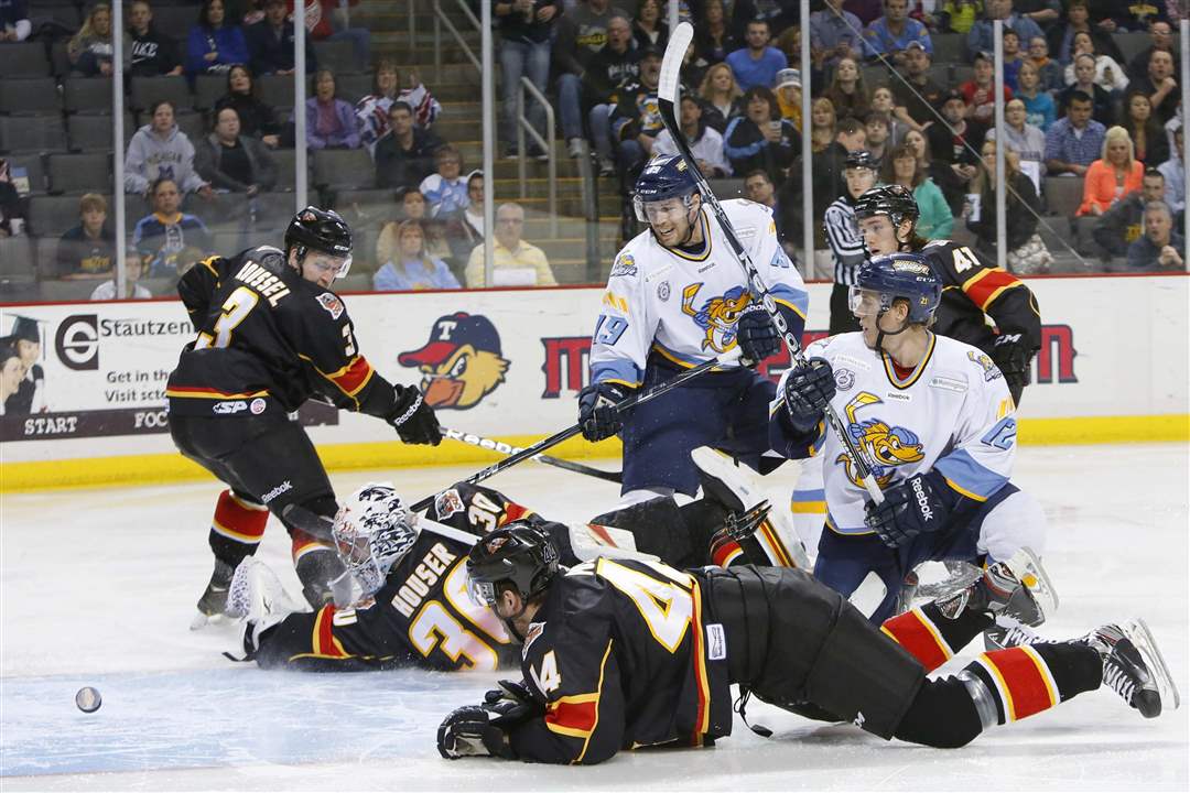 Walleye-Cyclones-puck-past