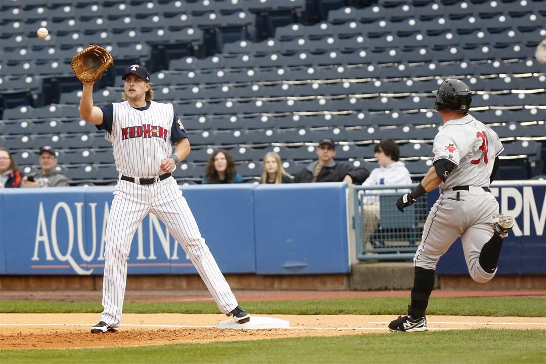 Hens-Indians-easy-out