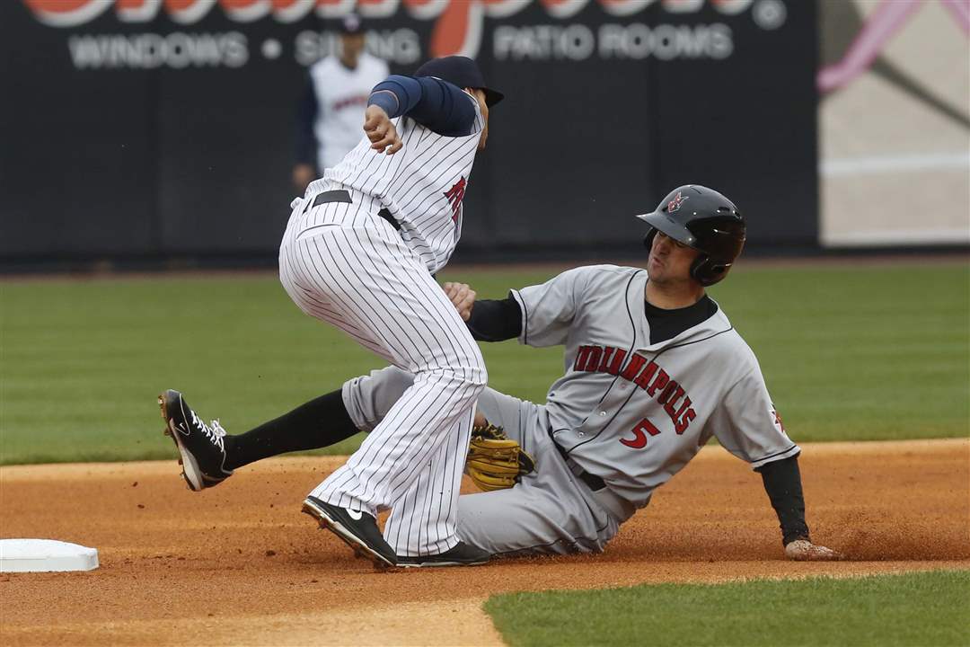 Hens-Indians-tag-out