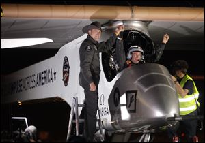 It is the first time that a solar airplane capable of flying day and night without fuel, will attempt to fly across America. Solar Impulse began its journey Friday in San Francisco in its attempt to reach New York.