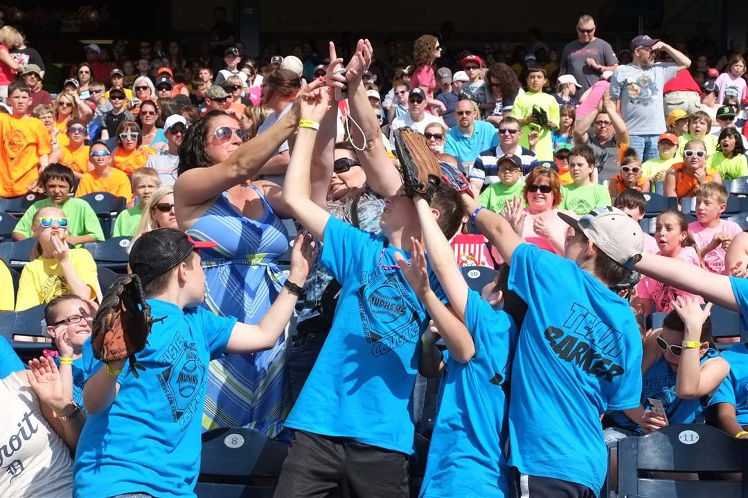 Hens-Railroaders-ball-in-the-stands