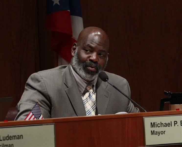 CTY-water19p-Toledo-Mayor-Mike-Bell-answers-a-question