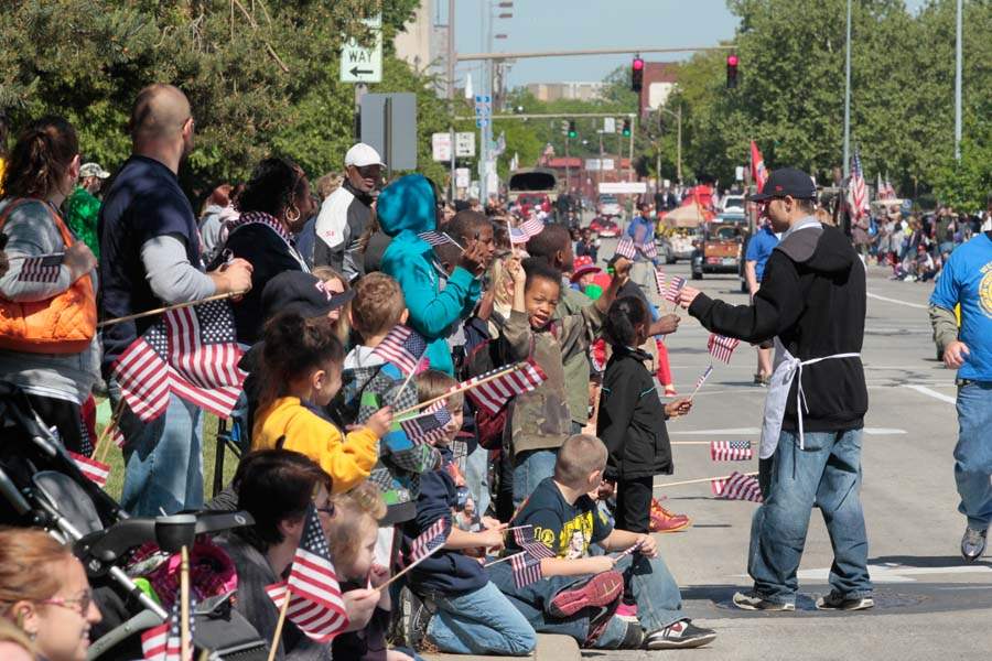 CTY-parade26p-american-flags