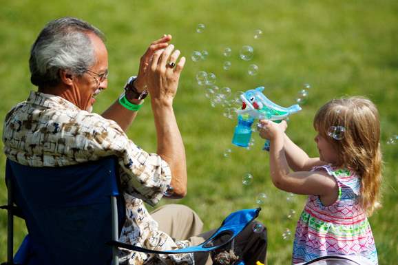 Dave-Trevino-Toledo-gets-a-face-full-of-bubbles-fr