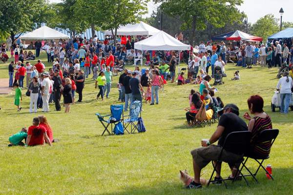 The-crowd-enjoys-the-music-and-weather