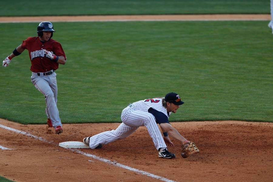 SPT-hens20p-hernandez-lennerton-first-base