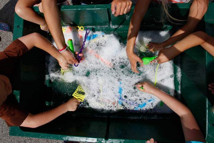 Kids-crowd-around-the-bubble-tank