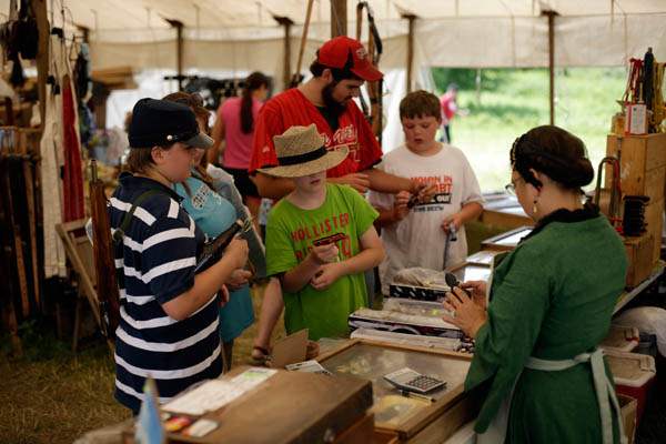 Spectators-at-a-reenactment-shop-i