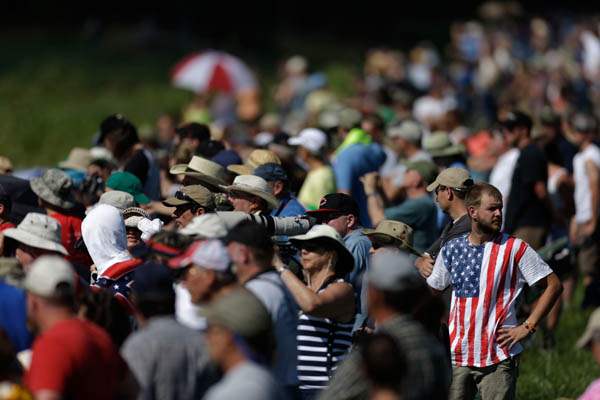 Spectators-watch-reenactors-tak