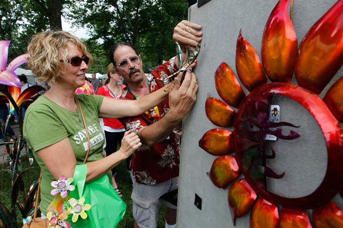 Toledoan-Elaine-Wieland-is-instructed-on-how-to-hang-a