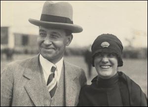 A. R. Knabenshue posed with his wife in 1928.