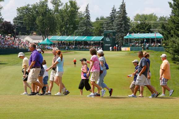 Fans-cross-the-fairway-on-18