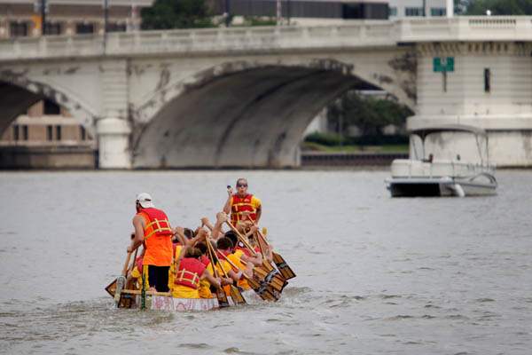 UPS-boat-Big-Brown-2-paddles-toward-the-finish-line