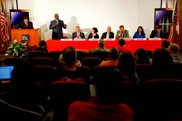 Mayor-Mike-Bell-speaks-to-the-crowd