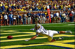 Akron sophomore Zach D'Orazio narrowly misses a pass on the final play that would have given the Zips a stunning victory.