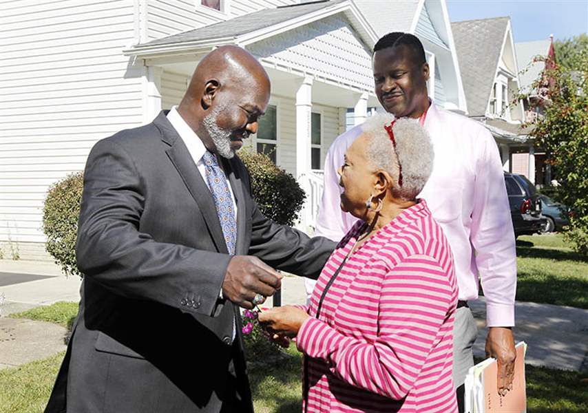 Mayor-Mike-Bell-greets-block-w