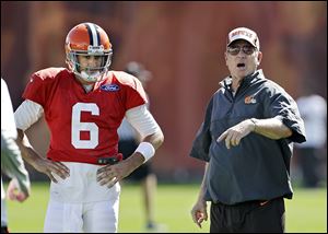 Browns offensive coordinator Norv Turner delivers instructions next to quarterback Brian Hoyer, who will start on Sunday.