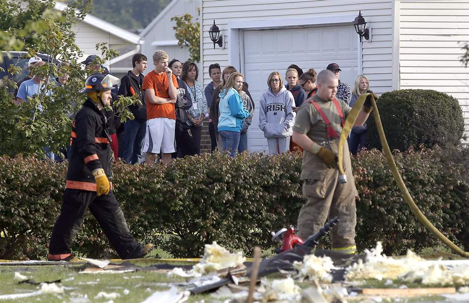 Neighbors-watch-as-firefighters-se