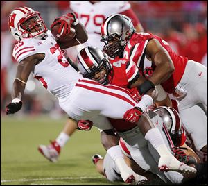 Ohio State's C.J. Barnett brings down Wisconsin running back Melvin Gordon in the first quarter.