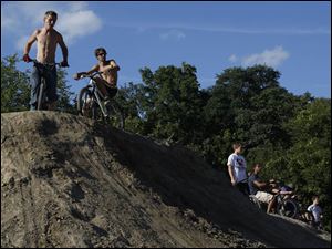  - bike-trail-mound-BMX