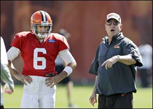 Cleveland Browns offensive coordinator Norv Turner instructs the offense as quarterback Brian Hoyer (6) looks on during practice.