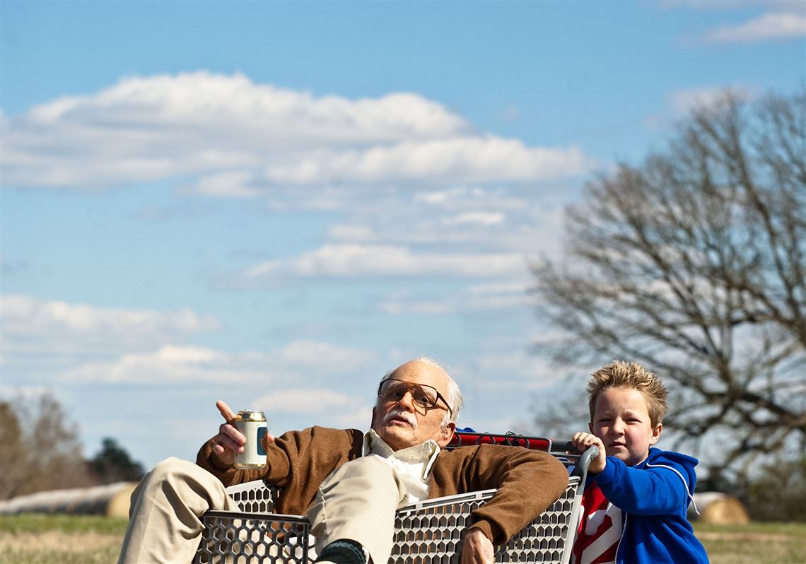 Джонни дед. Джонни Ноксвилл Несносный дед. Jackass presents: Bad grandpa, 2013. Несносный дед чудаки. Несносный дед в тележку.