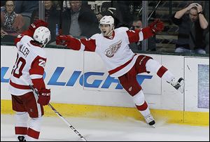 Detroit’s Tomas Tatar, right, is congratulated by Drew Miller after scoring a goal in the second period.