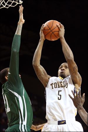 Toledo’s Rian Pearson drives against Ohio’s Jon Smith. After scoring only four points against Ohio 11 days ago, Pearson finished with 29 points, six rebounds, three assists, and three steals.