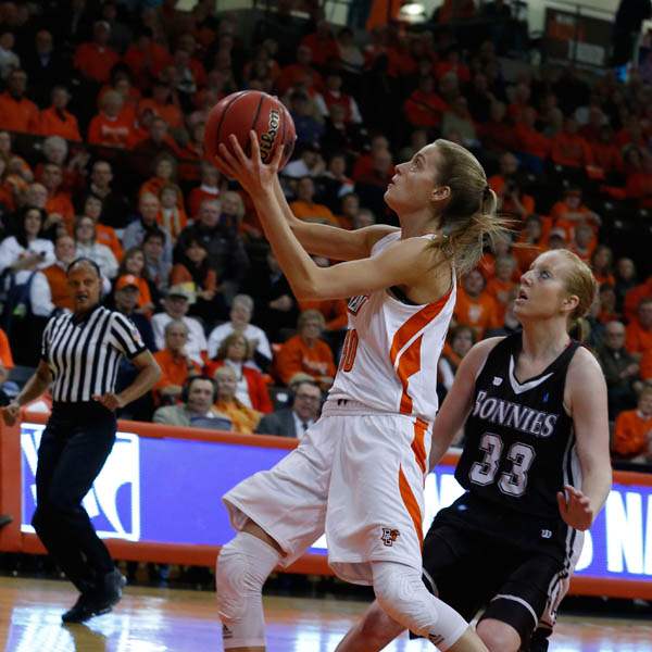 BGSU-s-Miriam-Justinger-shoots-in-front-of-St-Bonaventure-s