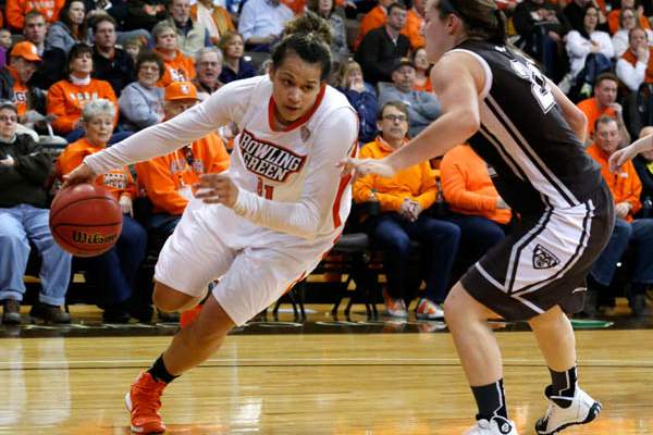 BGSU-s-Erica-Donovan-dribbles-around