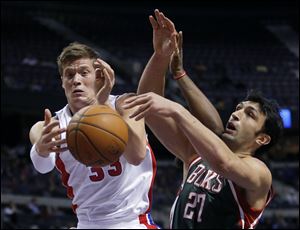 Detroit Pistons forward Jonas Jerebko, left, of Sweden, grabs a rebound in front of Milwaukee Bucks center Zaza Pachulia (27) during the first half.