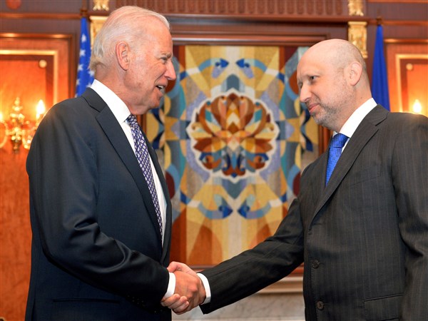 Biden tells Ukrainian leaders United States stands with them, urges