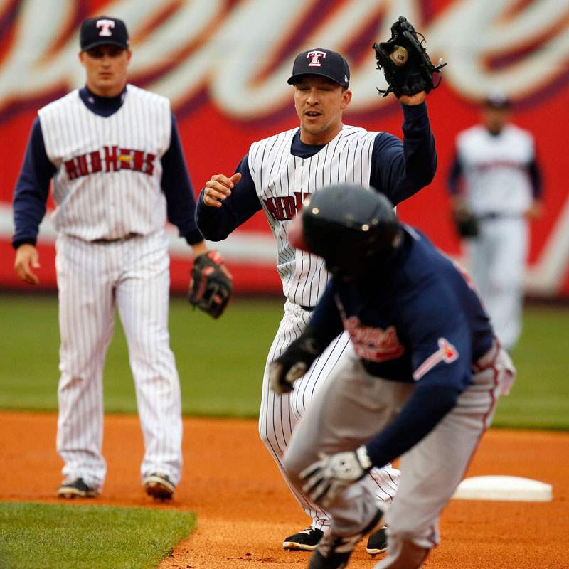 Toledo-Mud-Hens-SS-Hernan-Perez-catches-G