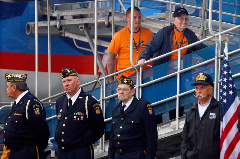 A-veteran-and-his-guardian-board-the-Honor-Flight-1