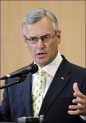 Trustees at Youngstown State University on Friday voted unanimously to offer the school’s presidency to Jim Tressel, 61, an administrator at the University of Akron who spent most of his career coaching football at institutions including Ohio State University and Youngstown State. 