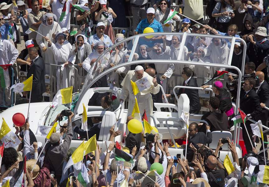 Mideast-Pope-people-greeting